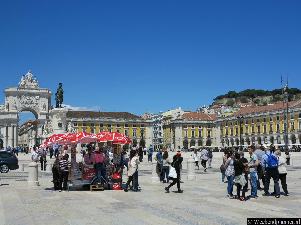 Op het grote plein is het altijd erg druk. In de avond is het een leuke plek om te gaan eten of om er gewoon bij het water te zitten. Tip: Het historische centrum van Lissabon.
